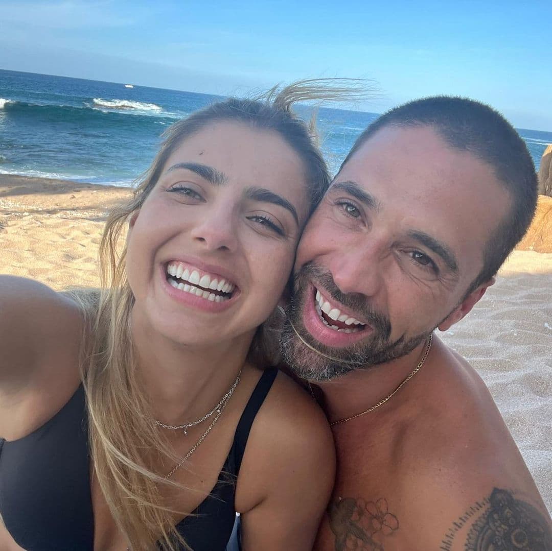 "Hoy caminando en el jardín de
<b>nuestro hogar</b> (porque ya se siente como un hogar) pensaba 'wow los sueños sí se cumplen; despertar con el hombre que más me gusta en el mundo, que más amo, con la persona que tiene un switch mágico para hacerme reír, que más me enseña con un amor y paciencia increíble y que además me regalo una familia ¡enorme!, como siempre la soñé" redactó la actriz.