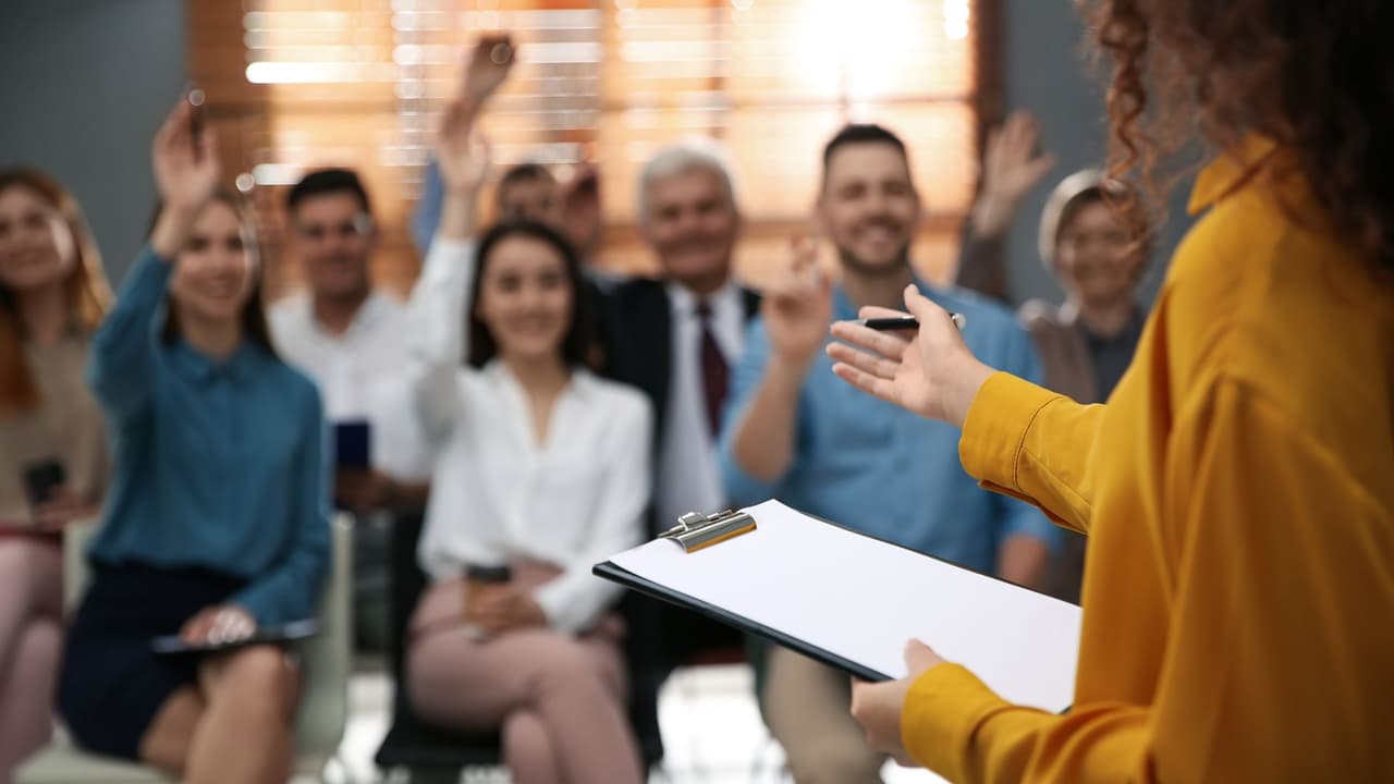<h3 class="cms-H3-H3">⛪ Iglesias que ofrecen clases de inglés en tu comunidad</h3>
<br>
<b>EnglishConnect – Community Life Help </b>
<br>Esta iniciativa es parte de los servicios comunitarios de La Iglesia de Jesucristo de los Santos de los Últimos Días. Los cursos se llaman
<i>EnglishConnect</i> y son completamente gratuitos. Se enfocan en ayudar a personas de nivel principiante e intermedio, en un ambiente amable y respetuoso.
<br>Puedes buscarlos en varias ciudades del área metropolitana de Dallas-Fort Worth 🔗
<a href="https://churchofjesuschristinnorthtexas.org/" target="_blank">churchofjesuschristinnorthtexas.org</a>