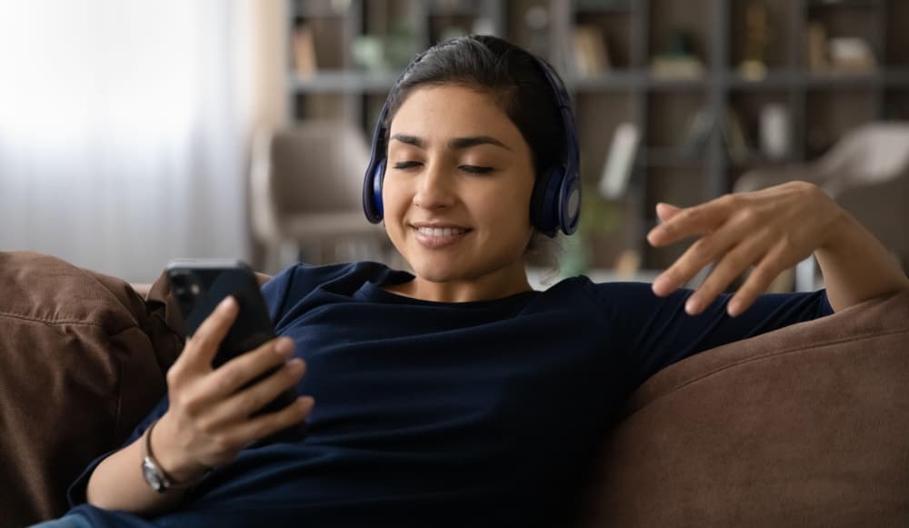 Mujer escuchando musica
