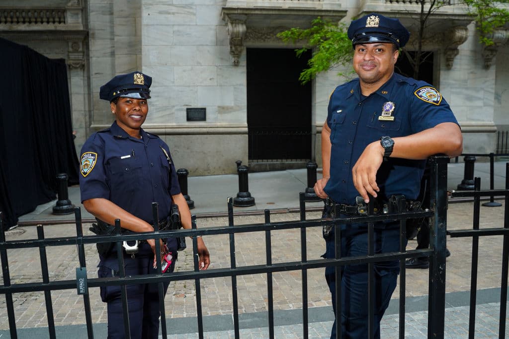 <b>Supervisor de policías y detectives</b>
<br>Salario medio anual: $133.880
<br>Entre las responsabilidades de este trabajo están coordinar la investigación de casos penales, asegurando que los procedimientos se lleven a cabo de conformidad con las leyes y reglamentos. En NY y NJ hay 13,610 de estos empleos.