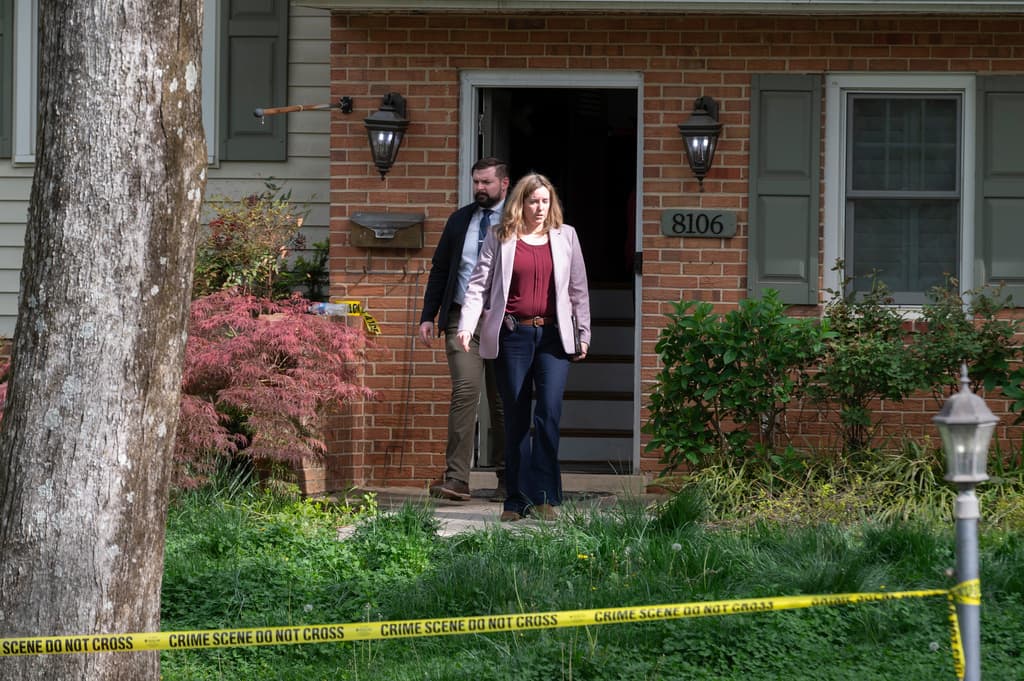 El jefe policial Davis adelantó que
<b>el martes, 14 de abril,</b> a Justin Fairfax le entregaron documentos sobre una citación en el tribunal con relación al divorcio.
<b>"Los detectives determinarán si eso condujo a esta tragedia aquí”</b>, agregó.