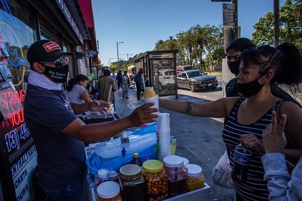 <h3 class="cms-H3-H3">Reducción o condonación del pago de permiso</h3>
<br>
<br>Actualmente, el trámite para un permiso de venta ambulante cuesta $541 dólares. Sin embargo, este no es el único pago que los emprendedores deben honrar antes de poder trabajar en las calles.
<br>