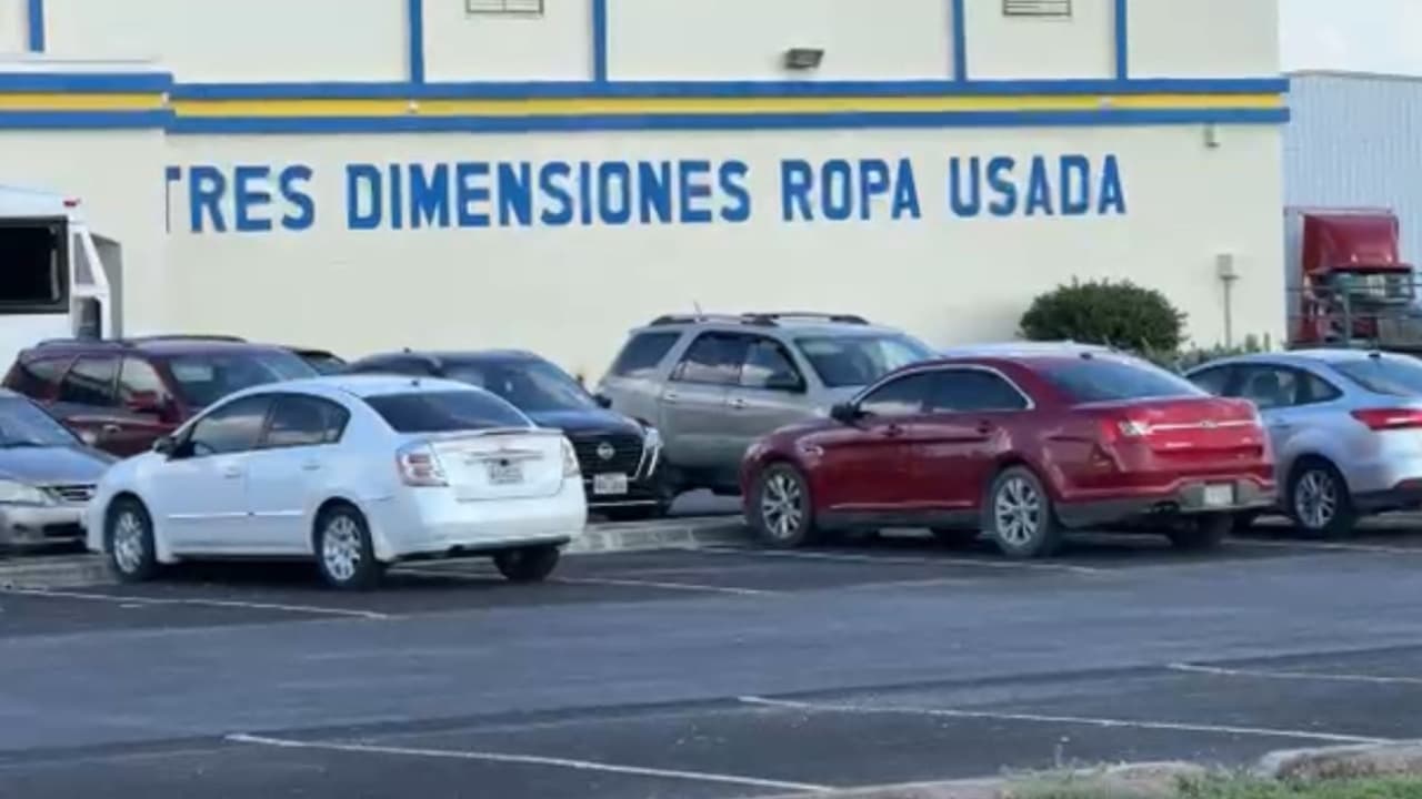 La tarde de este jueves 2 de octubre, agentes de ICE llevaron a cabo una
<b>mega redada en la tienda Tres Dimensiones Ropa Usada</b>, ubicada la calle 23 de McAllen, Texas.