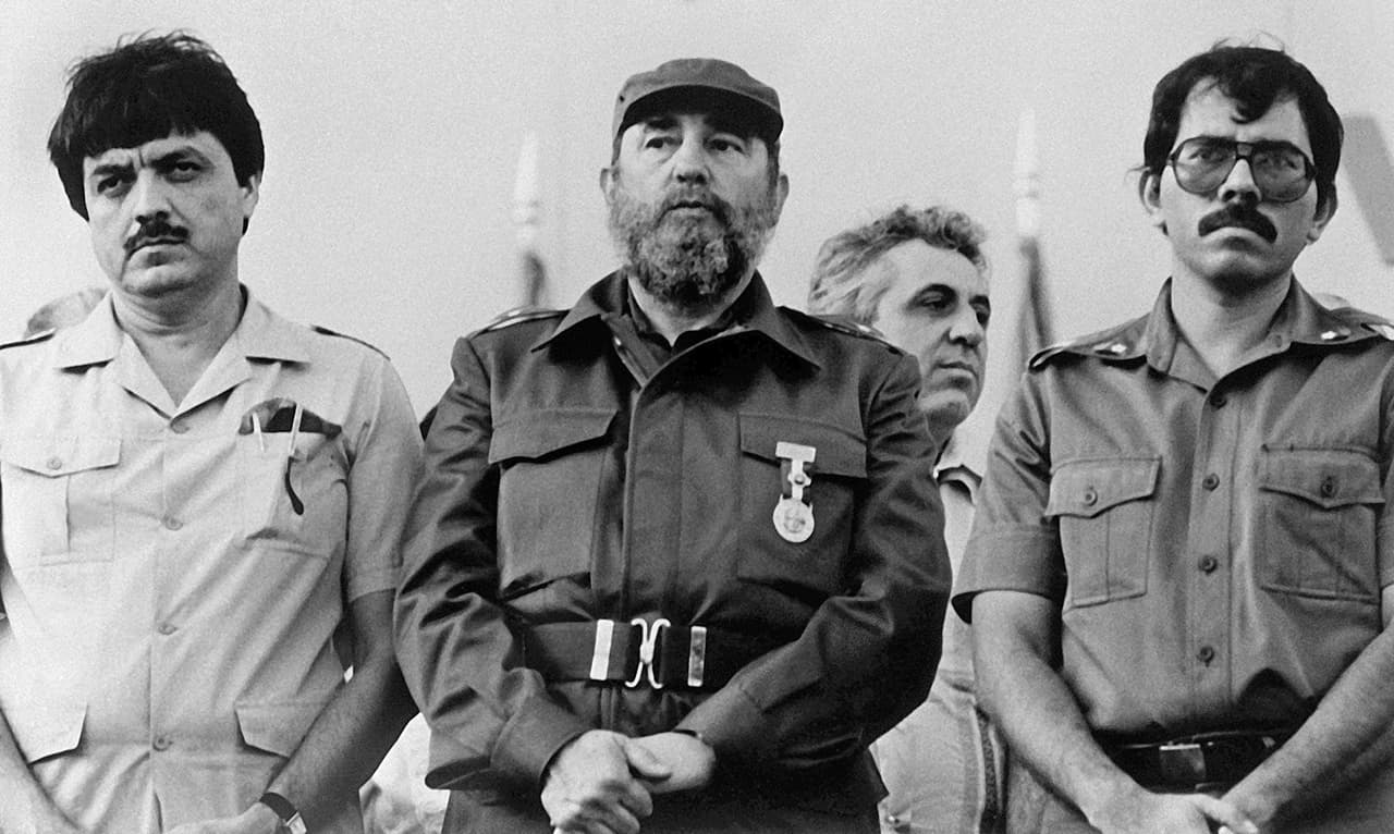 Daniel Ortega (r) and Sergio Ramírez (l), President and Vice President of Nicaragua, received the President of Cuba, Fidel Castro (c) in Managua. January 11, 1985.