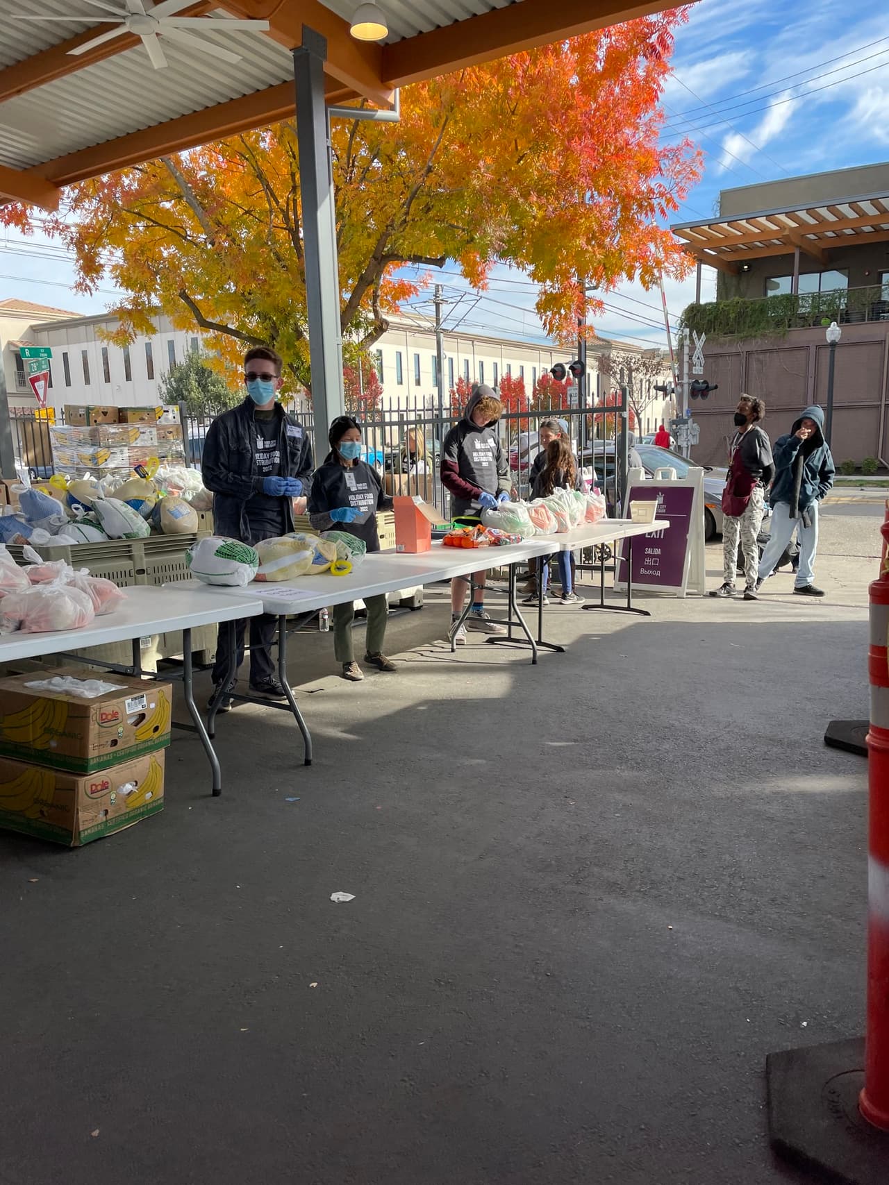 <b>Emerg</b>ency Food Distribution - River City Food Bank
<br>Ofrece un suministro de alimentos de emergencia para tres a cinco días una vez al mes, entre otros artículos de primera necesidad. Ofrece asesoría en español y sus horarios son lunes, miércoles y jueves de 10:30 am a 1:30 pm. Se ubica en la esquina de 28th Street and R Street. Para más información llamar al 916-446-2627.