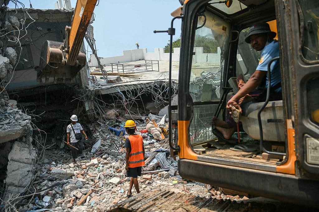 El saldo de muertos en el terremoto en Myanmar y Tailandia supera los 1,600: siguen buscando entre los escombros