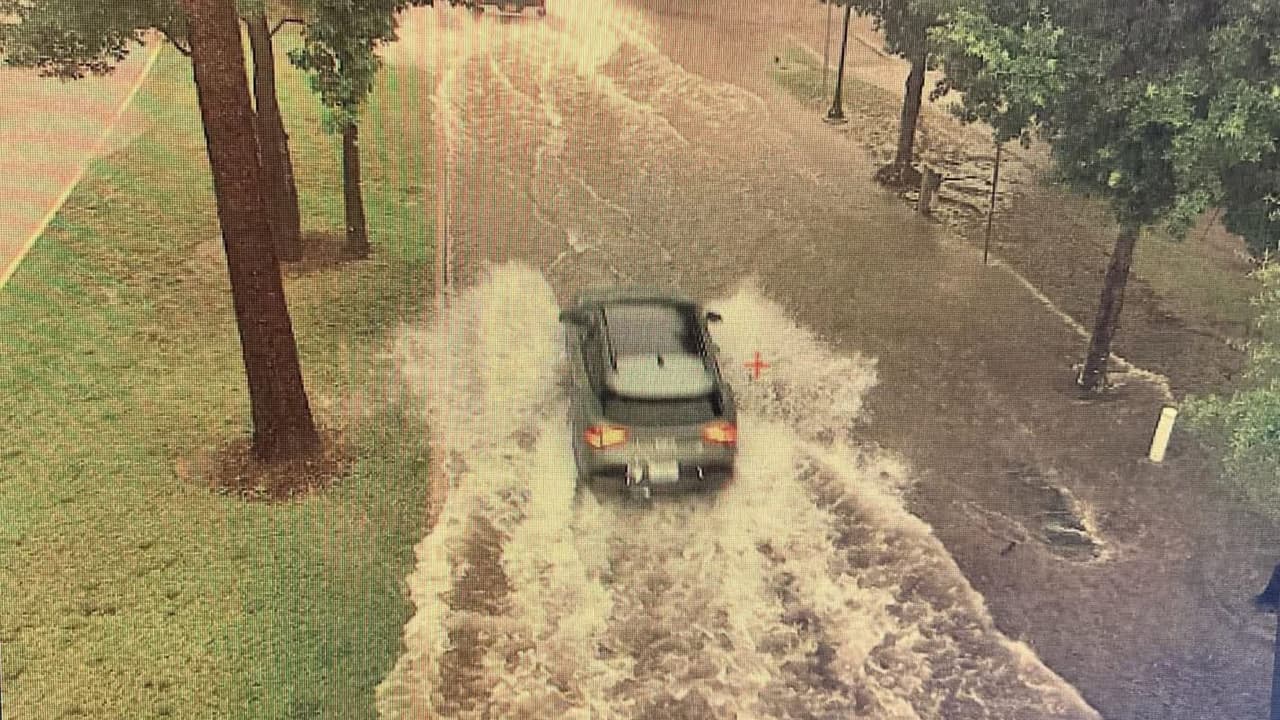 Además de los rescates vehiculares, los bomberos atendieron
<b>tres incidentes adicionales relacionados con las inundaciones</b>, incluyendo reportes de varias viviendas en la zona de
<b>North Woodstock</b> que registraron afectaciones menores por el ingreso de agua.
<br>
<br>A pesar de la magnitud de las lluvias y las inundaciones, las autoridades informaron que
<b>no se reportaron personas lesionadas</b>.