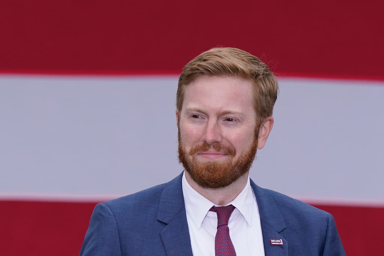 <b>Peter Meijer (Michigan). Perdió. </b>Este joven republicano de Michigan, que estaba en su primer periodo en el Congreso, perdió frente al candidato apoyado por Trump, John Gibbs, quien también es un teórico de la conspiración que niega el resultado de las elecciones de 2020.
<br>
<br>Meijer obtuvo el 48,3% de los votos frente al 51,7% de Gibbs. Meijer dijo que estaba "orgulloso de haber permanecido fiel" a sus principios, incluso cuando hacerlo tuvo el precio político que tuvo para él.
<br>
<br>El escaño de Meijer era el que ocupaba
<a href="https://www.univision.com/noticias/politica/justin-amash-el-republicano-que-apoya-el-juicio-politico-a-trump-abandona-el-partido-republicano">Justin Amash, un republicano que abandonó el partido en medio de fuertes críticas al expresidente Trump.</a>