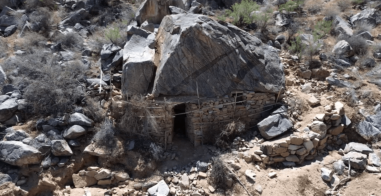 La cueva, cercana a una carretera en el desierto de Eloy, en Arizona, tiene
<b>como techo una enorme piedra</b>.