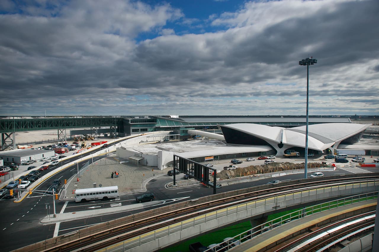 Derrumbe de una zanja en el aeropuerto JFK deja dos trabajadores muertos
