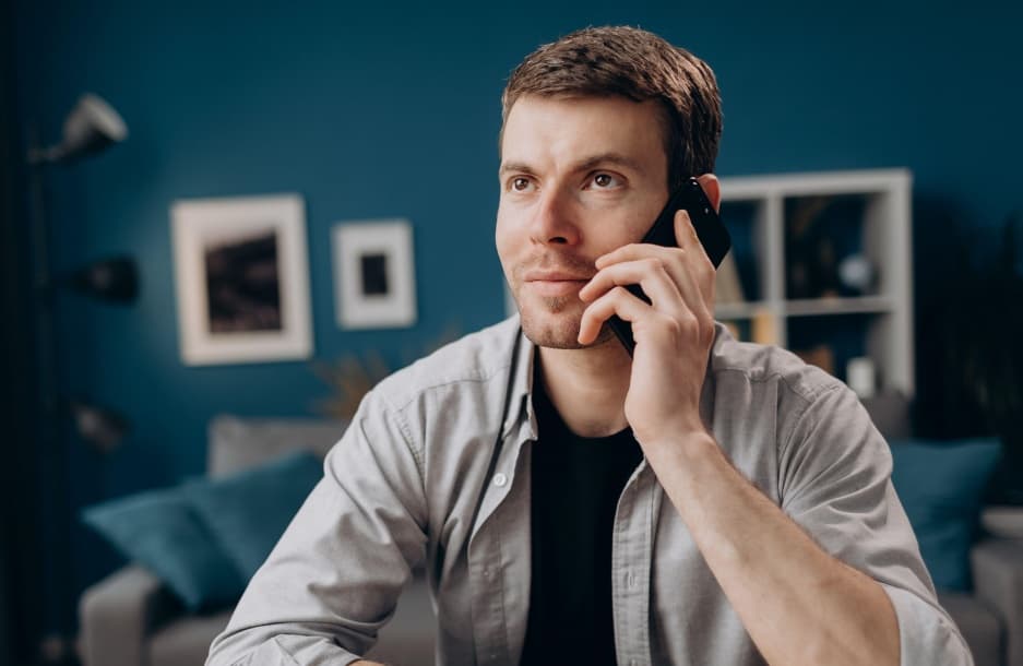 Hombre hablando por su smartphone