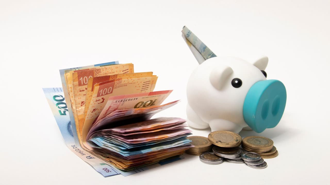 <h3 class="cms-H3-H3">Localizar tu AFORE desde Estados Unidos</h3> Muchos ni siquiera recuerdan en qué AFORE están. Para salir de dudas
<b>existe un número gratuito desde Estados Unidos y Canadá</b>: 1-844-582-4933 (SARTEL Internacional).
<br>También puedes descargar la aplicación AforeMóvil en tu teléfono (Android o iOS). Se activa con tu CURP y una foto tipo “selfie”.
<br>
<a href="https://www.aforeweb.com.mx/" target="_blank">Para más información: haz clic aquí</a>