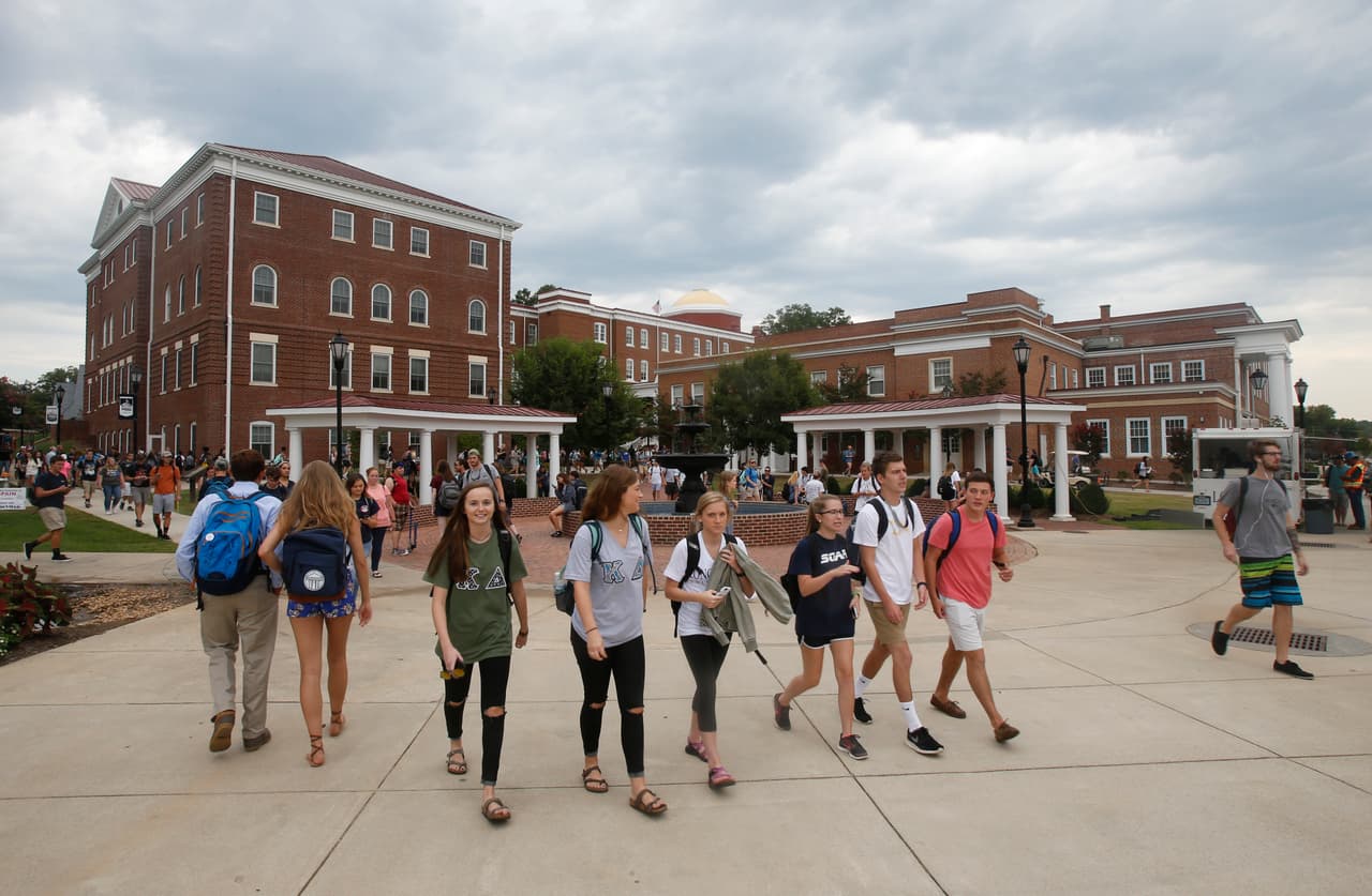 Becas para estudiantes inmigrantes con DACA, TPS o que no tengan documentos