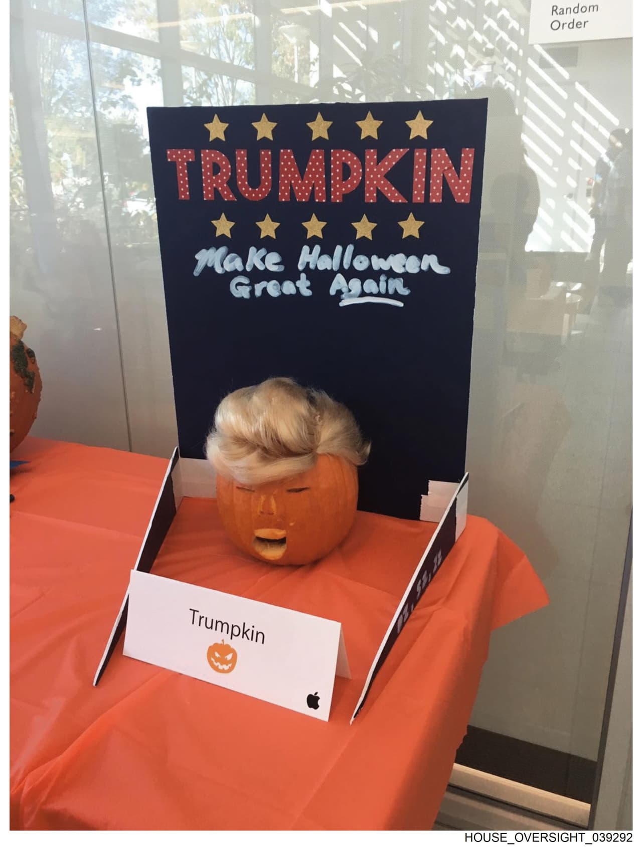 Una calabraza con una peluca debajo de una pizarra que dice "Trumpkin", juego de palabras entre el apellido Trump y
<i>pumpkin, </i>calabaza en inglés.
