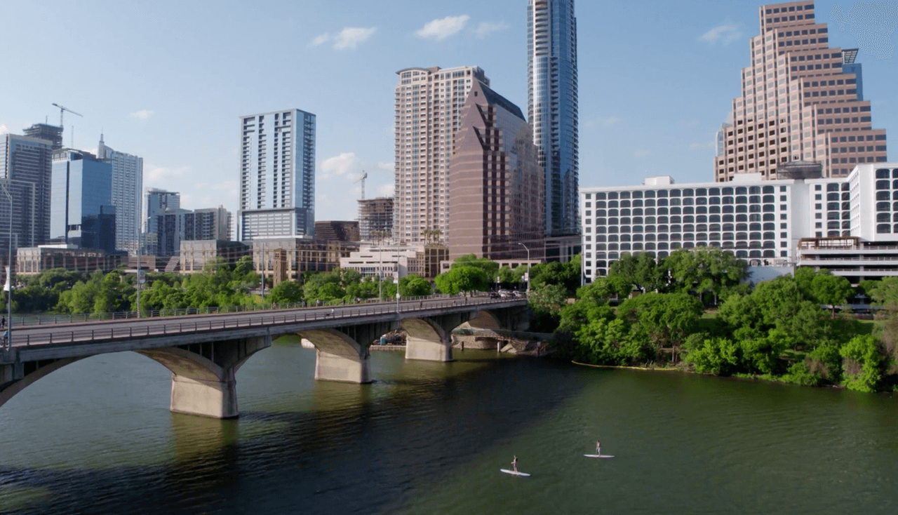 “Si bien los aumentos de precio, año tras año, seguirán siendo altos, proyectamos que caigan ligeramente por debajo de la tendencia a largo plazo que hemos monitoreado en los últimos dos años", indicó Adam Perdue, economista investigador del Centro de Bienes Raíces de la Universidad Texas A&M.