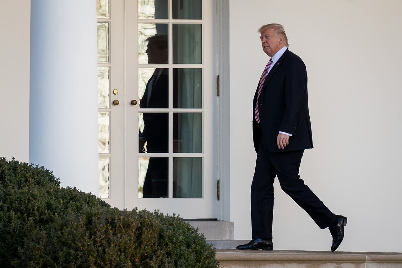 El 'Teléfono Merkel' de Trump que puede estar protegiéndolo contra hackeadores