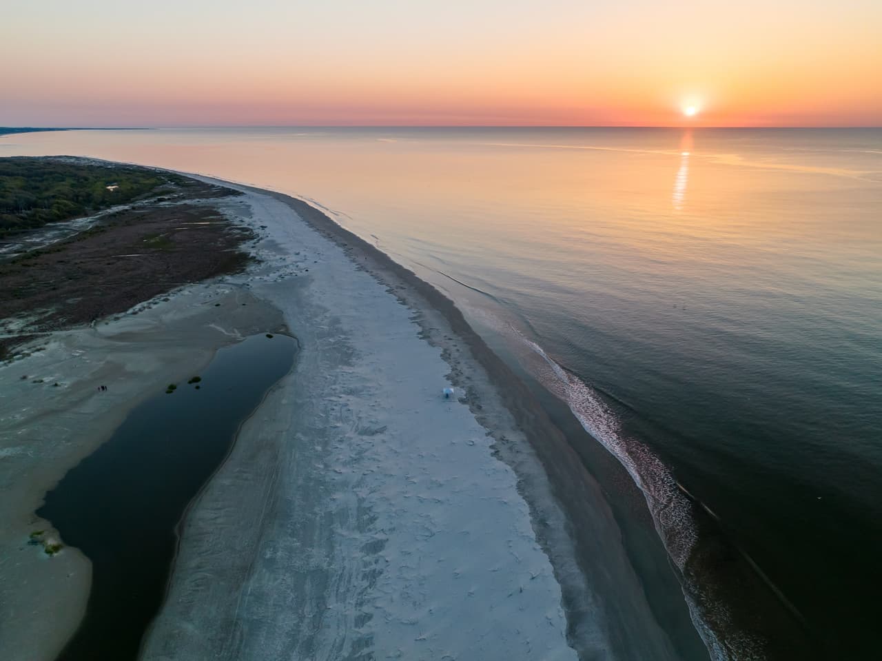 <b>East Beach</b>
<br>Sitio web:
<a href="https://www.goldenisles.com/listing/east-beach/151/">https://www.goldenisles.com/listing/east-beach/151/</a>
<br>
<b><a href="https://goo.gl/maps/nu8S5uLgMdYqxpr49">Cómo llegar</a> </b>
<br>
<br>Ubicada en St. Simons Island, "East Beach", se extiende a lo largo de Oceanside. Se pueden practicar actividades en la playa como relajarse en la playa hasta kiteboarding extremo. También puedes andar en bicicleta a lo largo de East Beach debido a la arena compacta.
<br>