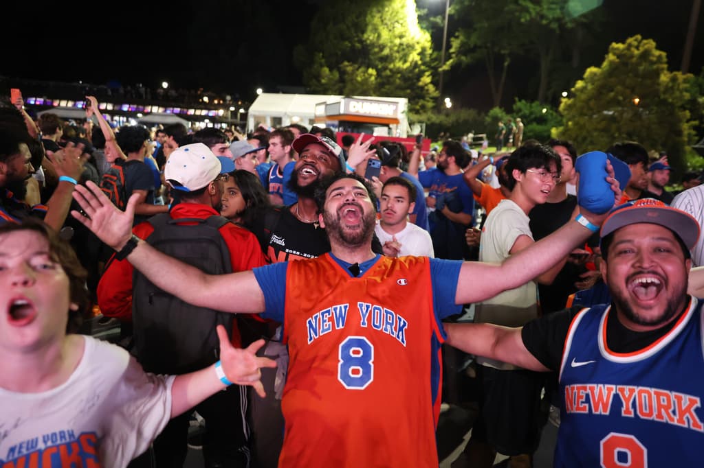 Ah, pero tan pronto sonó la chicharra, con l
<b>os Knicks de Nueva York ganando a los Spurs de San Antonio por 1 punto</b>, el grito de celebración desde Central Park, trascendió por varias cuadras.