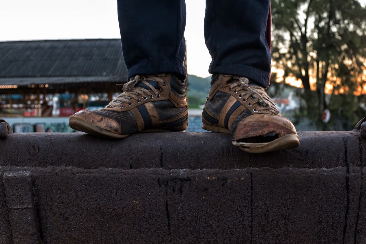 Luis, de 13 años, es un menor no acompañado. Salió de Honduras hace aproximadamente un año. Empezó a consumir drogas a los seis y ahora gana dinero para tan solo cubrir su adicción. Planea pedir asilo en Estados Unidos para trabajar y ganar suficiente dinero para volver a Honduras y apoyar a su madre y hermanos.