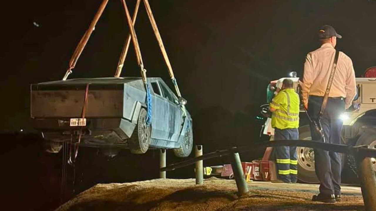 <h3 class="cms-H3-H3">Autoridades advierten que entrar al agua puede traer riesgos legales</h3> La Policía de Grapevine recordó que
<b> aunque un vehículo pueda entrar físicamente en agua dulce poco profunda, eso no significa que hacerlo sea legal</b> o seguro bajo la ley de Texas.
<br>Dicho sin vueltas:
<b>el <i>Wade Mode </i>no convierte una Cybertruck en bote. </b>
<br>Y Grapevine Lake no era el lugar para aprenderlo con pasajeros adentro, rescatistas en camino y una camioneta eléctrica haciendo su mejor imitación de submarino caro.
<br>
<a href="https://www.whatsapp.com/channel/0029VafZxTzGpLHXXhtL0Y3A" target="_blank">Únete a nuestro canal de WhatsApp: Haz clic aquí para estar al tanto de las últimas noticias e historias de tu comunidad</a>