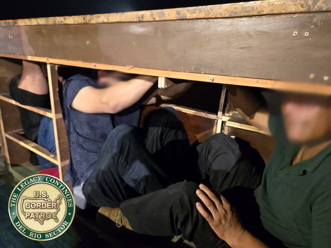 Agentes descubrieron que, dentro del mueble, comúnmente conocido como 'cómoda',
<b>se escondían tres inmigrantes sin papeles</b>.