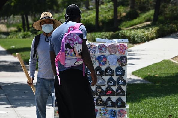 <b>Agilizar procesos de solicitud de permiso para vendedores ambulantes</b>
<br>
<br>Esto implica eliminar la burocracia y requerimientos imposibles de cumplir para los trabajadores que en su mayoría son inmigrantes indocumentados con poco o ningún otro ingreso más que el que obtienen con la venta de sus comidas.
<br>