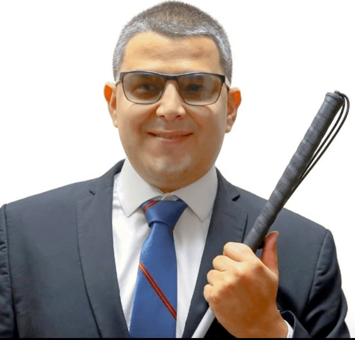 El representante PNP,
<b>Néstor A. Alonso Vega</b>, presentó su renuncia a su escaño legislativo en la Cámara de Representantes tras ser acusado criminalmente por un presunto esquema de soborno y fraude electrónico. Las autoridades federales arrestaron en mayo de 2020 al representante del Partido Nuevo Progresista (PNP). Acusado por un Gran Jurado de nueve cargos, entre estos 'kickbacks'. el 6 de junio, el exfuncionario fue encontrado culpable de corrupción por un jurado federal y se expone hasta 20 años de cárcel.