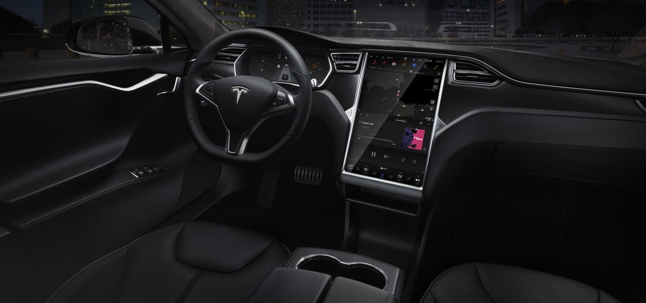 ¿Está Tesla permitiendo que los conductores de sus autos usen videojuegos mientras manejan?