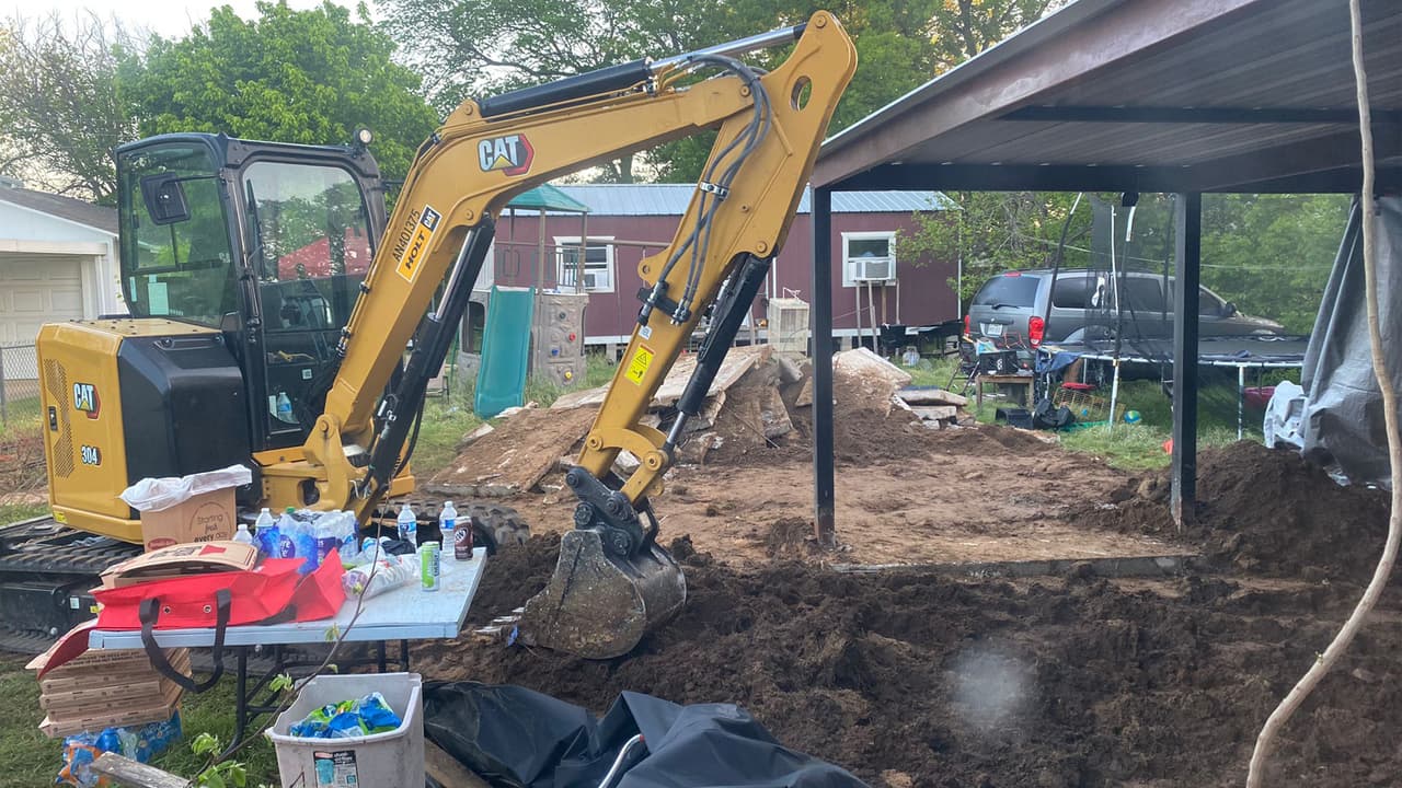 Con ayuda de
<b>herramientas, equipo pesado y hasta un pequeño tractor</b>, las autoridades regresaron la tarde de este lunes a la casa de la familia de Noel para
<b>continuar la investigación “bajo tierra”</b>. Agentes rompieron gran parte de la placa de concreto. El jefe de la policía de Everman reveló que
<b>existían rastros sobre posibles anomalías en la construcción</b>.