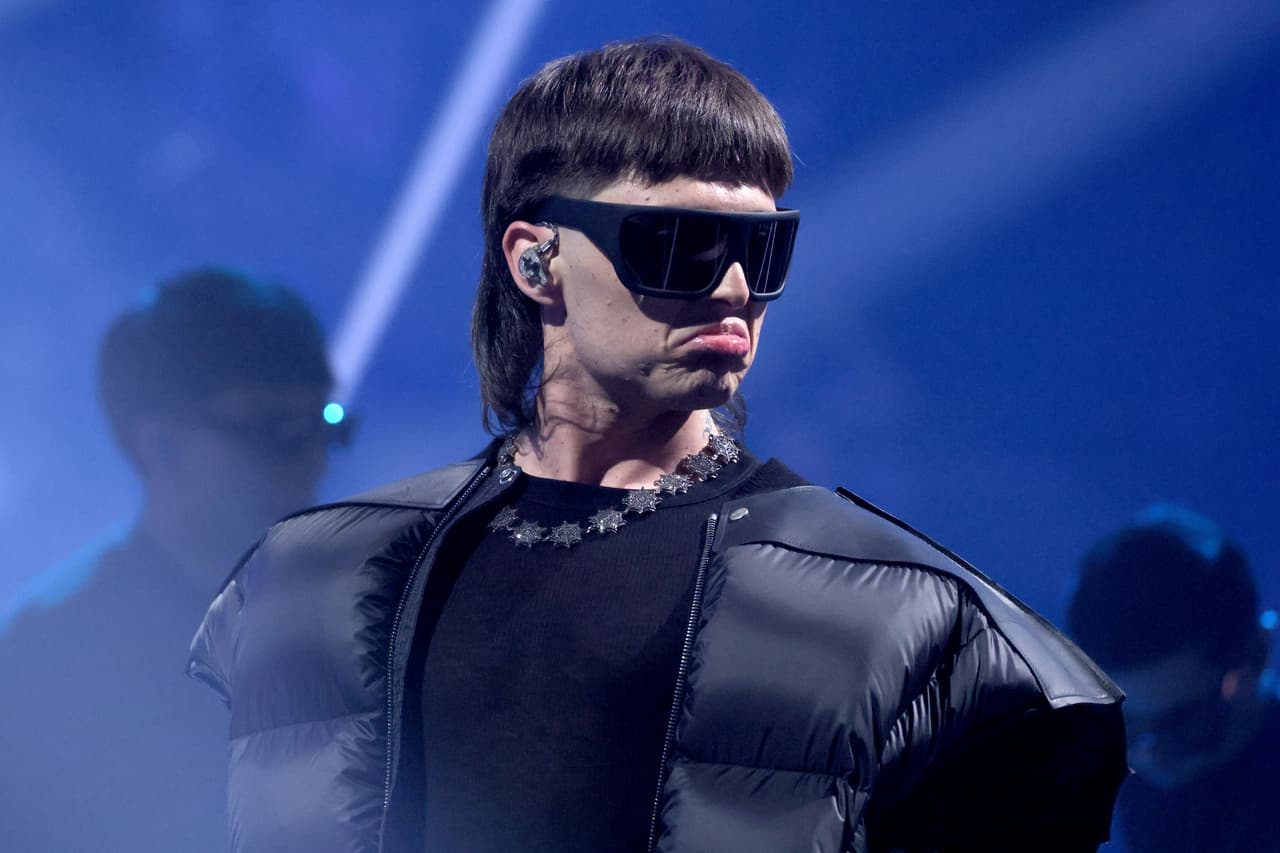 Peso Pluma deja a todos boquiabiertos con su lujoso outfit en los VMA’s