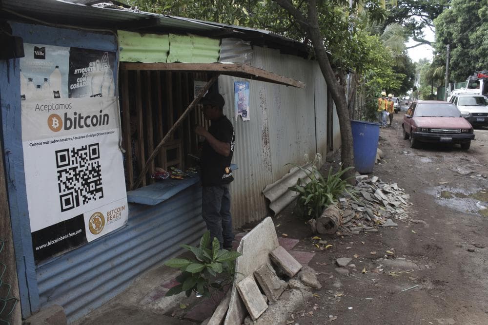 Santos Hilario Galvez, un salvadoreño que trabaja como constructor en Hope House, una organización que patrocina el uso de criptomonedas en la playa El Zonte, realiza una compra el miércoles 9 de junio de 2021 en una pequeña tienda que acepta bitcoins, en Tamanique, El El Salvador.