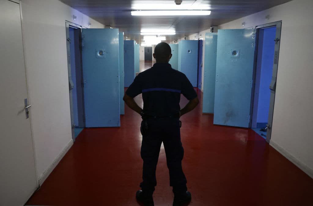 <b>Supervisore de locales penitenciarios</b>
<br>Salario medio anual: $113.070
<br>Para esto hay que tener experiencia previa trabajando en un centro de detención o en el sistema penitenciario. Las responsabilidades abarcan supervisar y coordinar directamente las actividades de los funcionarios penitenciarios y carceleros.