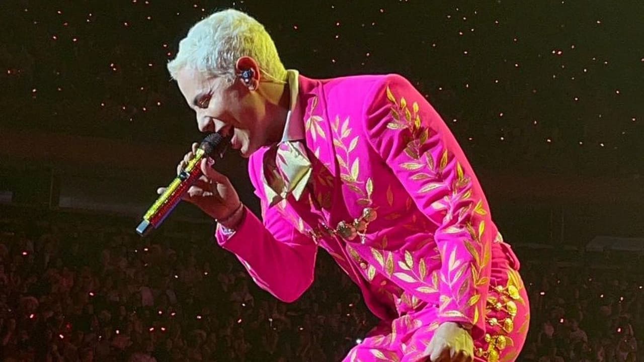 Christian Chávez responde a polémica por usar traje de charro rosa con tenis en concierto de RBD