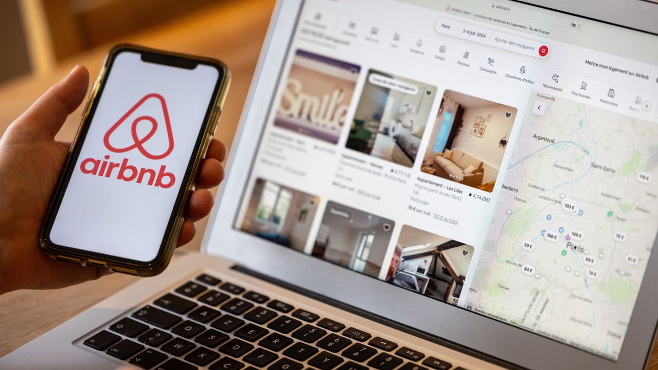 <h3 class="cms-H3-H3">Qué es Airbnb y cómo funciona</h3> Airbnb es una aplicación donde
<b>personas alquilan temporalmente una vivienda o habitación.</b>
<br>El anfitrión
<b>sube fotos, fija reglas y establece un precio. </b>
<br>El huésped
<b> reserva y paga dentro de la plataforma.</b>
<br>Airbnb
<b>cobra comisiones por intermediar.</b>
<br>💡 En la práctica,
<b>es como operar un pequeño hotel desde casa.</b>
<br>Eso implica ingresos potenciales, pero también obligaciones:
<b> limpieza, comunicación constante, cumplimiento de reglas locales y manejo de posibles daños.</b>