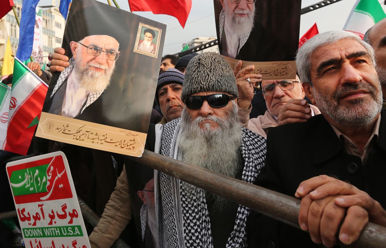 <b>Irán</b>
<br>
<br>Refugiados aceptados por Estados Unidos desde 2016:
<b>6,758</b>
<br>
<br>2016: 3,750 refugiados aceptados.
<br>
<br>2017: 2,577 refugiados aceptados.
<br>
<br>2018: 44 refugiados aceptados.
<br>
<br>2019: 199 refugiados aceptados.
<br>
<br>2020: 137 refugiados aceptados.
<br>
<br>2021 (hasta el 30 de abril): 51 refugiados aceptados.
<br>
<br>A partir de la instalación de una dictadura ultraconservadora en 1979, las violaciones de derechos humanos son comunes en Irán. Las ejecuciones por delitos menores, la represión de la libertad de expresión y un código de conducta religioso y cultural extremadamente estricto
<a href="https://helprefugees.org/news/why-are-iranian-people-risking-their-lives-to-reach-the-uk/"><u>han hecho la vida insoportable para muchos en el país</u></a>. El aumento de las sanciones económicas
<a href="https://www.univision.com/noticias/relaciones-internacionales/estados-unidos-hara-cumplir-las-sanciones-para-contener-la-actividad-maligna-de-iran-afirma-pompeo"><u>impuestas por Trump desde 2018 han hecho poco para mejorar esta situación</u></a>.
<br>