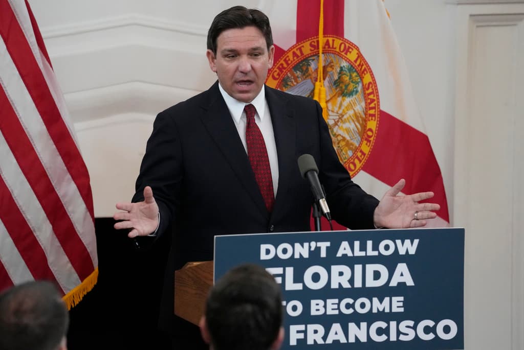 El
<b>gobernador de Florida, Ron DeSantis</b>, quien comparte
<b>algunas de las ideas de Trump</b> y contendió con él por la candidatura a la presidencia del Partido Republicano, publicó en su cuenta de X que tanto él como su esposa, Casey DeSantis, estaban orando por Donald Trump y su familia.