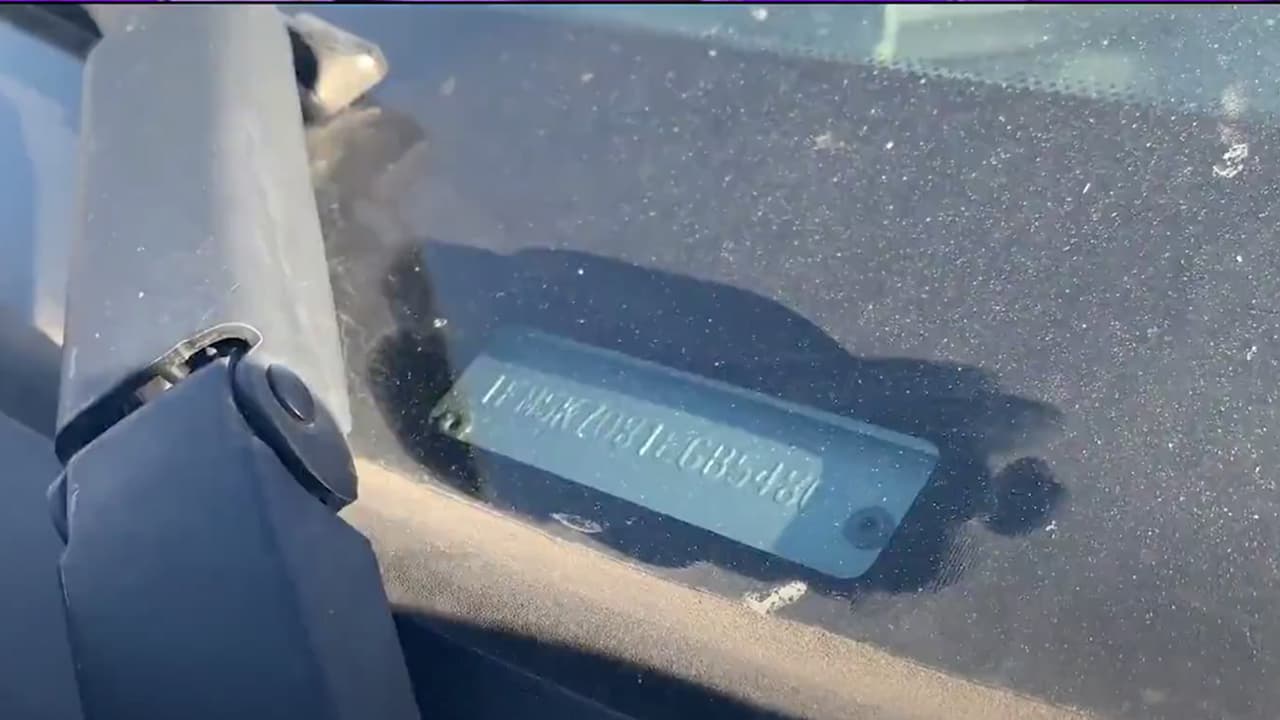 Ese número conocido como VIN number lo encuentra en la parte posterior derecha de su parabrisas o en las calcomanías de las puertas.