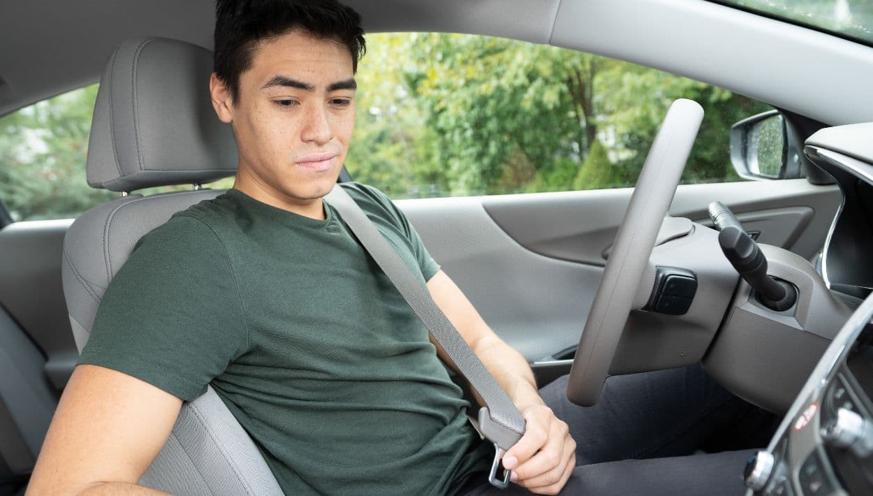 ¿Tu hijo está aprendiendo a manejar? Estos consejos podrían salvarlo