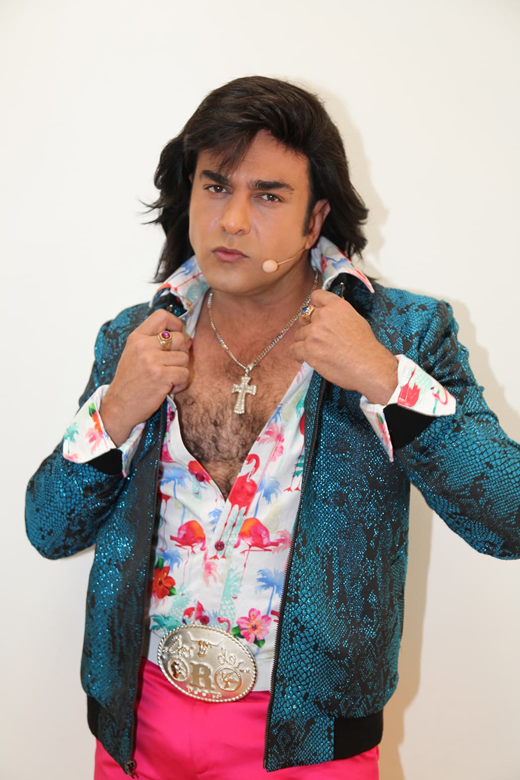 Diviértete con el estilo seductor de Albertano todos lo martes y jueves de carcajada a las 7PM/6C por Galavisión.