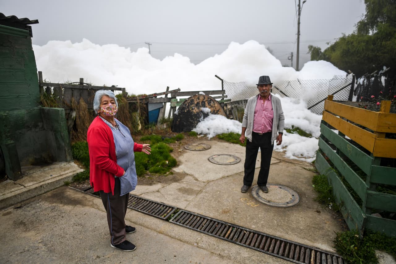Expertos señalan que la espuma se forma porque el Balsillas,
<b>un afluente del rio Bogotá, arrastra "altas cargas de materia orgánica y tensoactivos", como se conoce a los detergentes, shampoos y otros productos de aseo doméstico que terminan en las alcantarillas. </b>
<br>
<br>