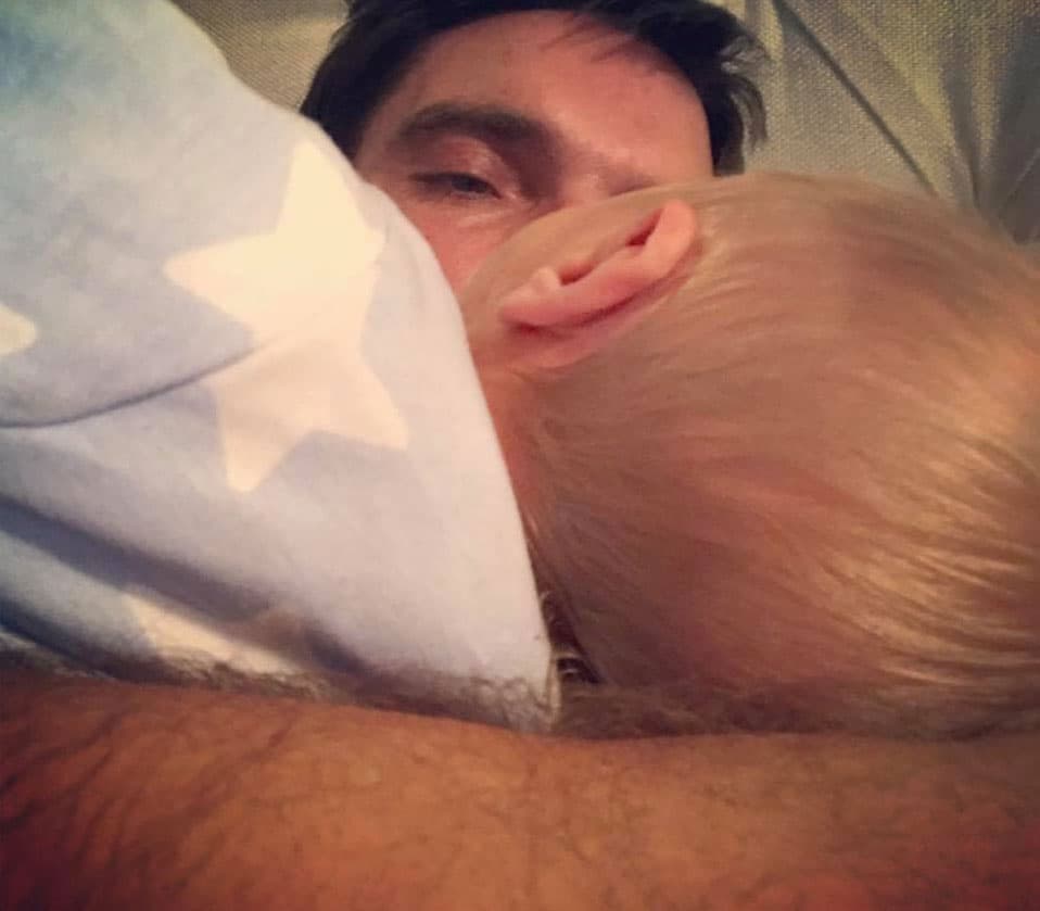 Julián está muy emocionado con su hijo, desde hace tiempo tenía la ilusión de volver a convertirse en padre: "Enamorado", escribió en esta foto que publicó en Facebook, donde se ve la rubia cabellera del pequeño.