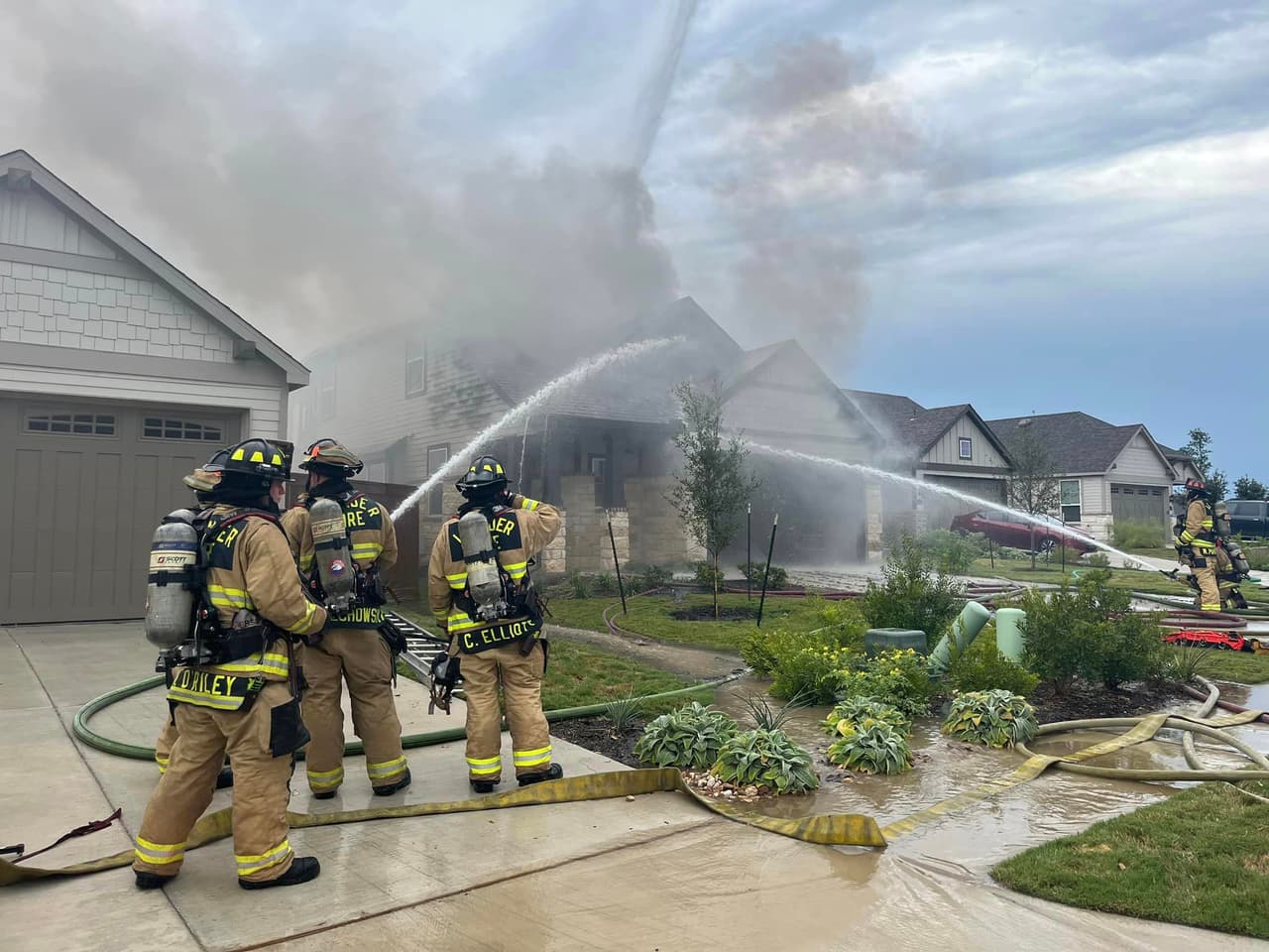 El cuerpo de Bomberos informó que solicitaron apoyo a las unidades de Servicios de Emergencias del Condado Williamson.
<br>