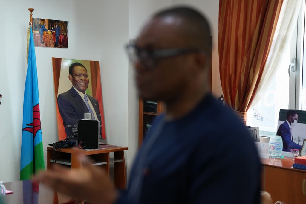 Retratos enmarcados del presidente de Guinea Ecuatorial, Teodoro Obiang Nguema Mbasogo, en una oficina en la capital del país, Malabo, el 24 de abril de 2026. (AP Foto/Misper Apawu)