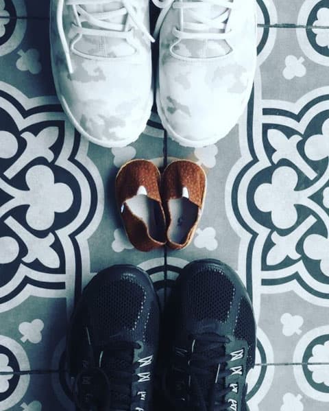 La pareja no ha dejado de comprar ropa y accesorios para su bebito: "Este es un regalo de mi papi 😍 se siente bonito que me amen tanto❤️❤️❤️👶🏼👧🏼👦🏼".