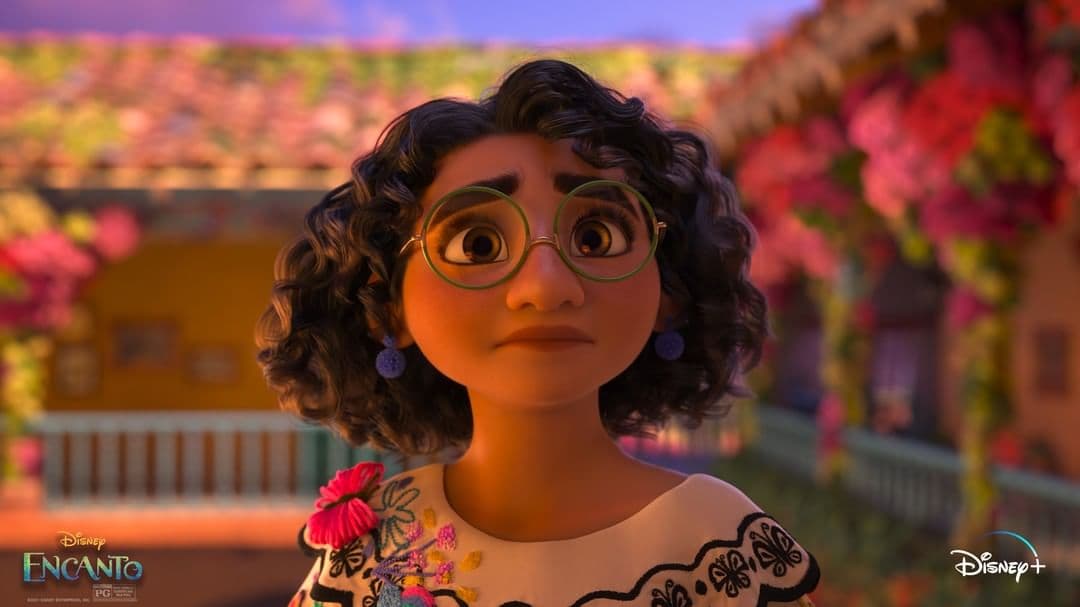 <b>Maribel Madrigal</b>
<br>La protagonista de ‘Encanto’ es una adolescente de 15 años de edad con una inmensa inseguridad en sí misma por no tener poderes siendo una Madrigal.