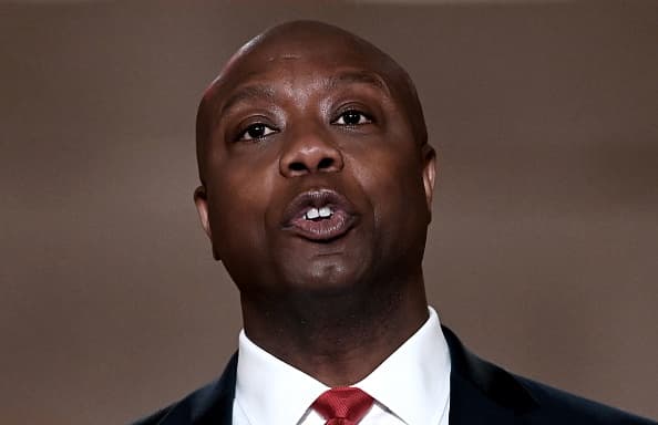 <h2 class="cms-H2-H2">Tim Scott - senador por Carolina del Sur</h2>
<br>
<br>Scott, el primer y único senador afroamericano del Partido Republicano, acaba de ganar por 26 puntos su contienda para la reelección, lo que lo ubica en el grupo de ganadores republicanos de 2022 junto a Chris Sununu y Ron DeSantis.
<br>
<br>En una reveladora declaración, Scott dijo de su difunto abuelo, quien votó por Barack Obama, que deseaba “que hubiera vivido lo suficiente para ver quizás a otro hombre de color elegido presidente de los Estados Unidos”, y agregó que esta vez será “republicano”.
<br>