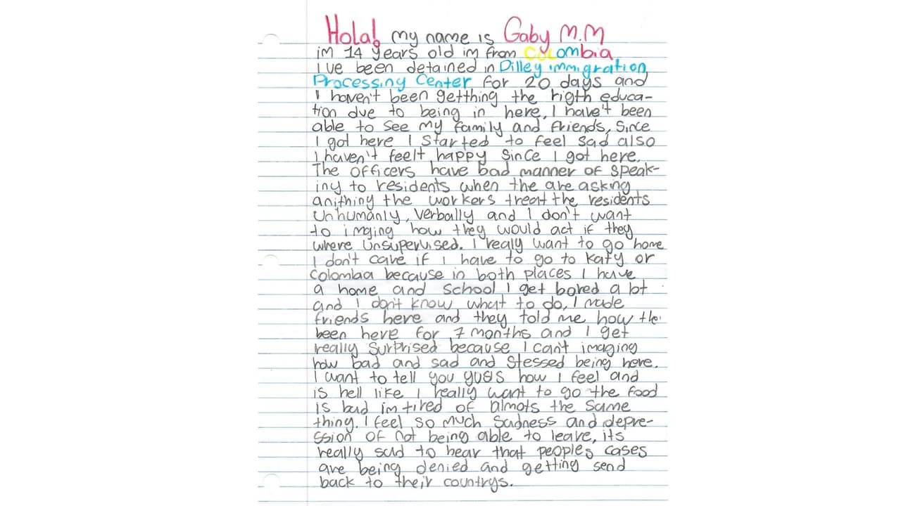 En cartas más extensas, algunos menores escriben sobre ver a otras personas llorar con frecuencia y sobre la tristeza que se acumula con el paso de los días. Sus palabras reflejan cansancio emocional y la sensación de que el tiempo se detuvo mientras esperan una respuesta a su situación migratoria.