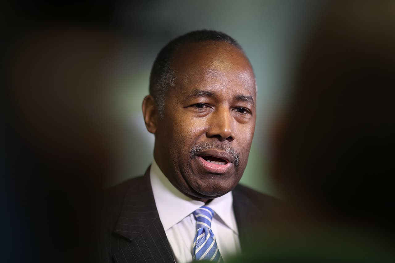 Ben Carson visita un proyecto de viviendas públicas en Miami y se queda atrapado en el ascensor