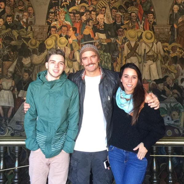 Julián Gil con sus hijos Nicolle y Julián Gil Jr.
<br>