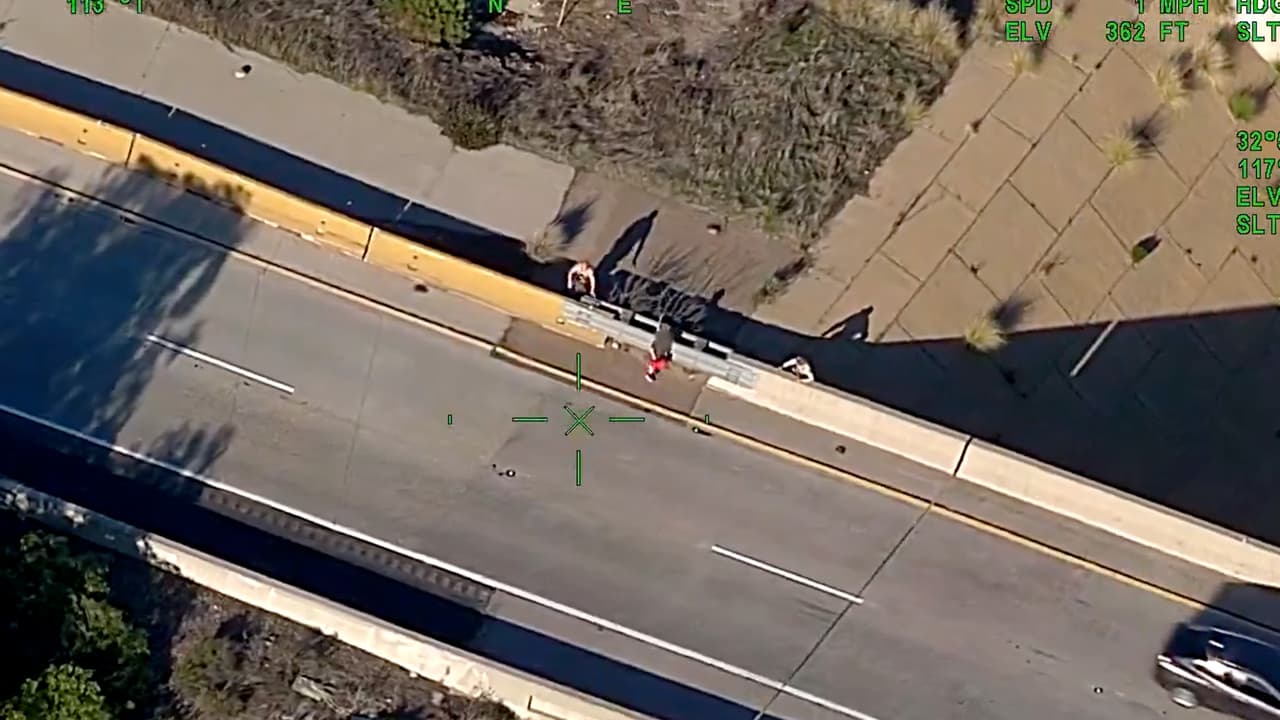 Agentes rescatan a niño de 11 años con autismo que corría sobre una autopista de San Diego